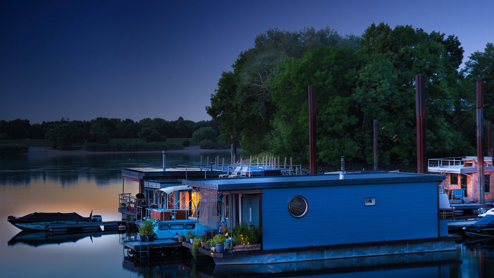 Hausboote am Ufer in der Abenddämmerung